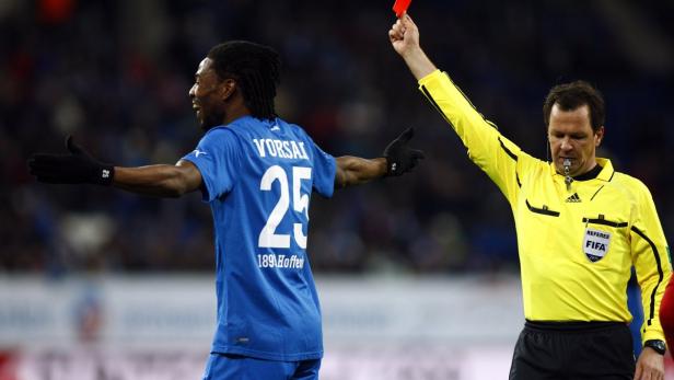 Ein Fußballspieler von Hoffenheim erhält vom Schiedsrichter die Rote Karte.