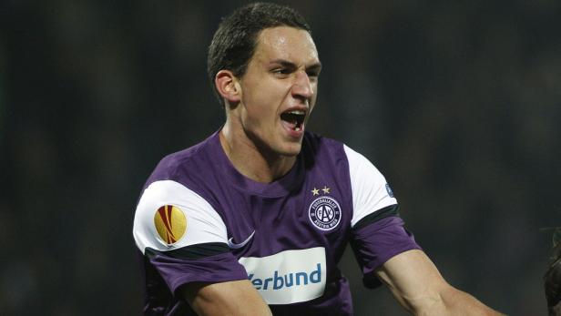 Ein Fußballspieler des FK Austria Wien in einem lila Trikot jubelt.