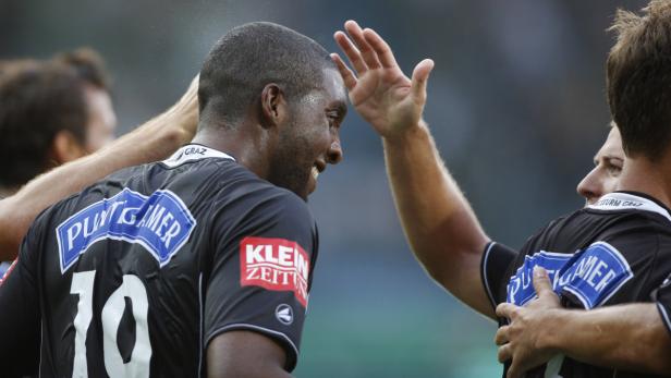 Ein Fußballspieler von Sturm Graz feiert mit seinen Teamkollegen.