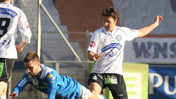 Zwei Fußballspieler während eines Spiels.