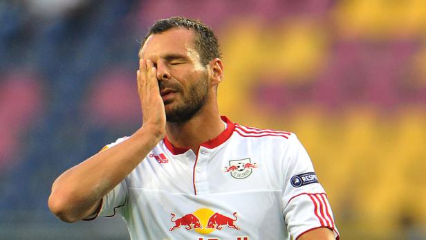 Ein Fußballspieler hält sich enttäuscht die Hand vors Gesicht.