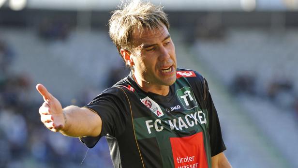 Ein Fußballspieler des FC Wacker Innsbruck gestikuliert auf dem Spielfeld.
