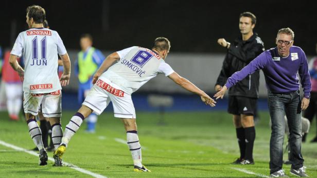 Ein Fußballspieler wird auf dem Spielfeld ausgewechselt.
