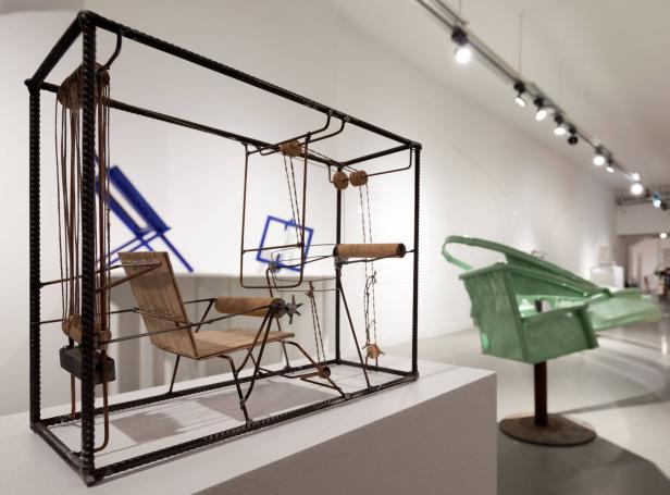 Eine Drahtstuhl-Skulptur in einer Kunstgalerie.