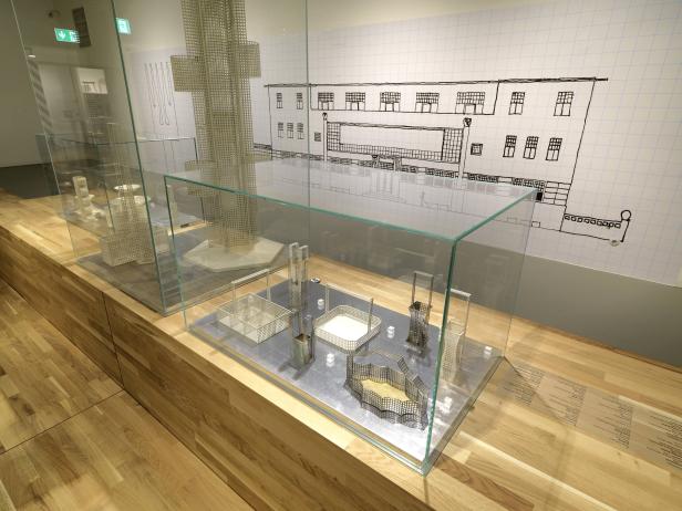 Modelle von Gebäuden und Strukturen in einer Museumsausstellung.