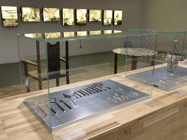 Silbernes Besteck wird in einer Glasvitrine ausgestellt.