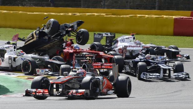 Mehrere Formel-1-Autos sind in einen Unfall auf der Rennstrecke verwickelt.