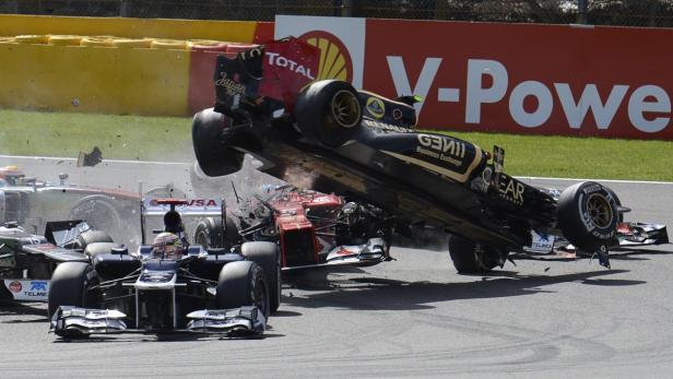 Ein Formel-1-Rennwagen ist während eines Rennens in einen Unfall verwickelt und überschlägt sich.