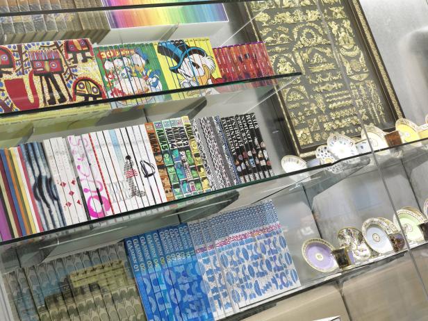 Ein Bücherregal mit verschiedenen Büchern, darunter Mangas, Kunstbände und Reiseführer.