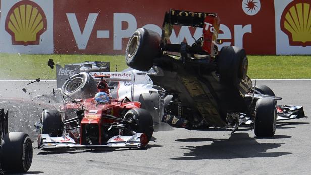 Ein schwerer Unfall zwischen mehreren Formel-1-Wagen auf der Rennstrecke.