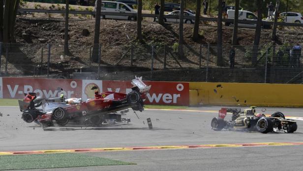 Ein Formel-1-Rennen mit einem schweren Unfall, bei dem ein Ferrari in der Luft ist.