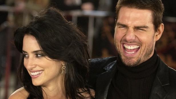 Penélope Cruz und Tom Cruise lächeln auf einer Veranstaltung.