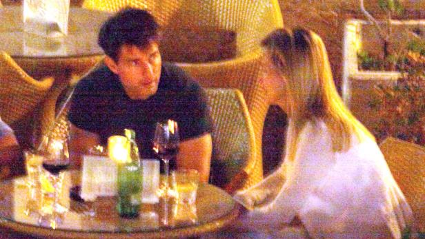 Ein Mann und eine Frau sitzen an einem Tisch mit Getränken in einem Restaurant.