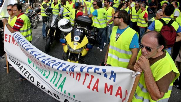 Eine Demonstration von Rettungskräften mit Motorrädern und einem Banner.