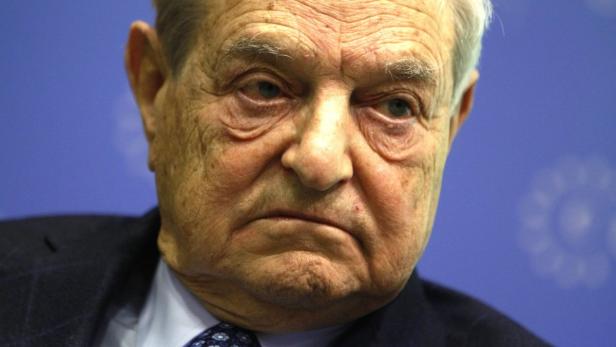 Nahaufnahme von George Soros vor einem blauen Hintergrund.