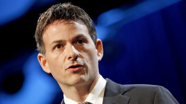 David Einhorn spricht vor einem blauen Hintergrund.