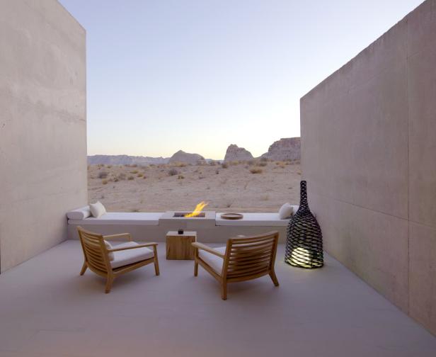 Ein minimalistischer Patio mit Blick auf eine Wüstenlandschaft und Felsformationen.