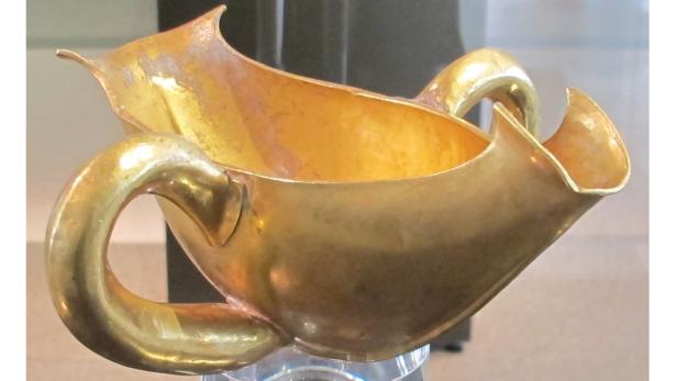 Eine goldene Rhyton, ein antikes Trinkgefäß mit Griffen.