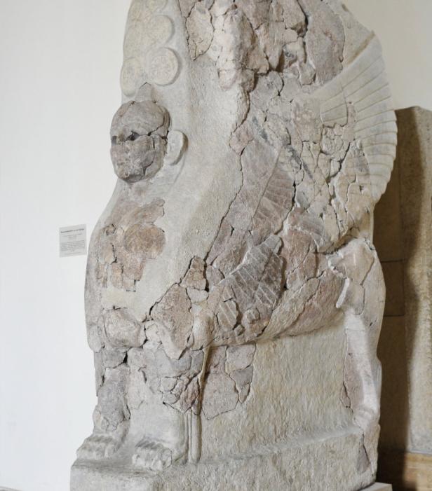 Ein geflügelter Stier mit menschlichem Kopf, eine antike Skulptur.