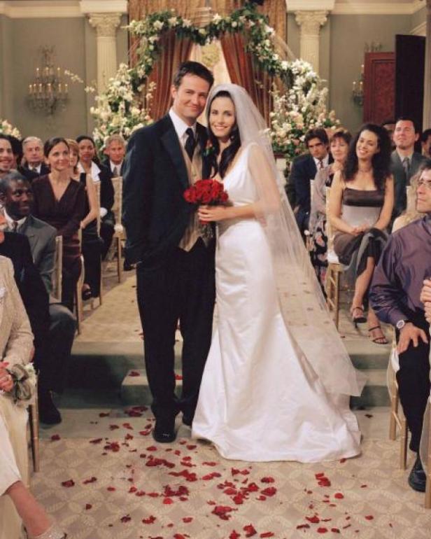 Monica und Chandler stehen bei ihrer Hochzeit in „Friends“ vor dem Altar.