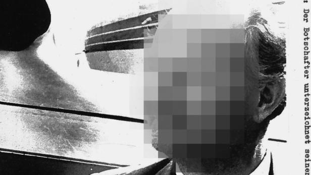 Ein unscharfes Schwarz-Weiß-Foto zeigt einen Mann, dessen Gesicht verpixelt ist, neben einem Text.