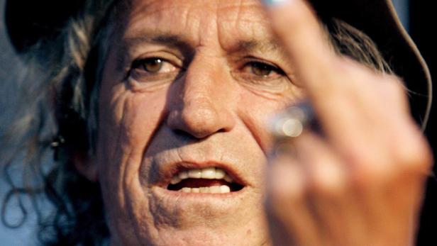 Nahaufnahme von Keith Richards, der den Mittelfinger zeigt.