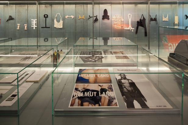Eine Ausstellung mit Mode von Helmut Lang in Vitrinen.