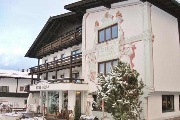 Das Hotel Helga, eine Pension mit traditioneller Fassadenmalerei, im Winter.