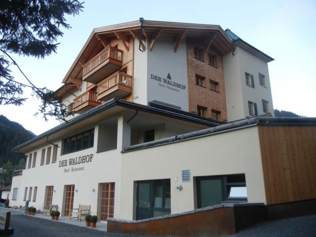 Das Hotel „Der Waldhof“ mit seiner markanten Holzfassade und den Balkonen.