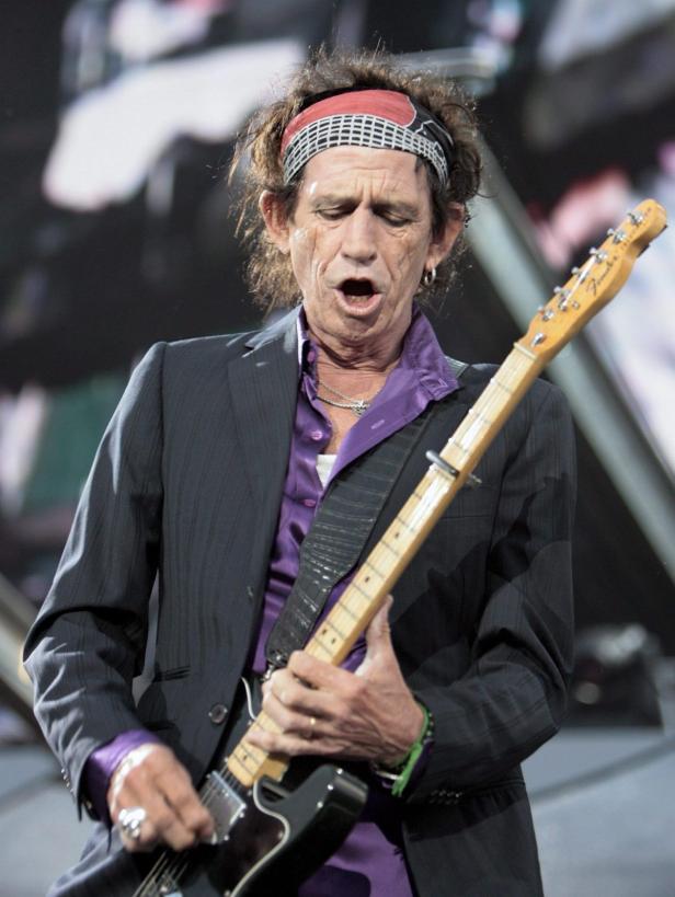 Keith Richards spielt Gitarre während eines Auftritts.