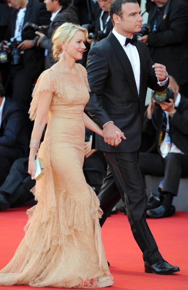 Naomi Watts und Liev Schreiber gehen Händchen haltend über einen roten Teppich.