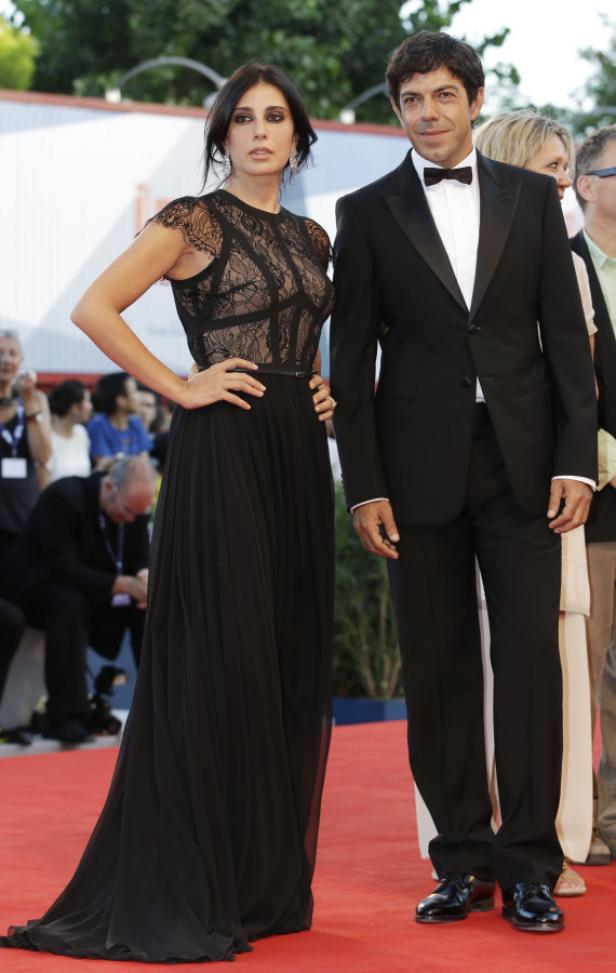 Schauspielerin Sarah Felberbaum mit einem Mann auf dem roten Teppich.