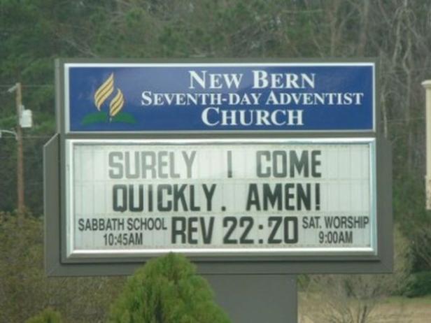 Ein Schild der New Bern Seventh-Day Adventist Church mit dem Text „Surely I Come Quickly. Amen!“.