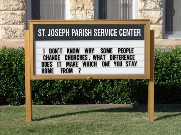 Ein Schild des St. Joseph Parish Service Center mit einem humorvollen Zitat über Kirchenbesuche.