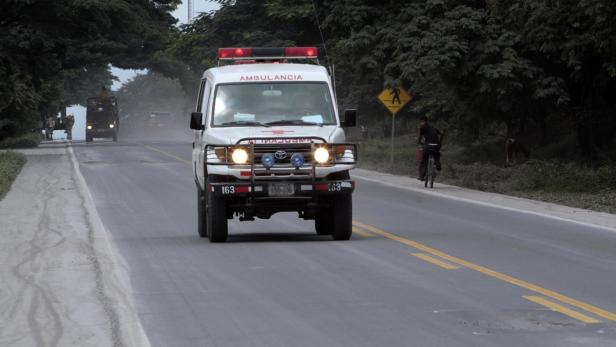 Ein Krankenwagen fährt auf einer Landstraße.
