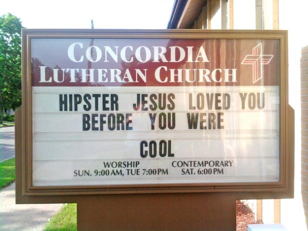 Ein Schild der Concordia Lutheran Church mit der Aufschrift: „Hipster Jesus loved you before you were cool.“