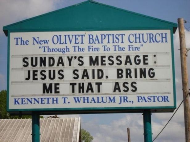 Ein Schild der Olivet Baptist Church zitiert eine Sonntagspredigt mit den Worten: „Jesus sagte, bring mir diesen Arsch“.