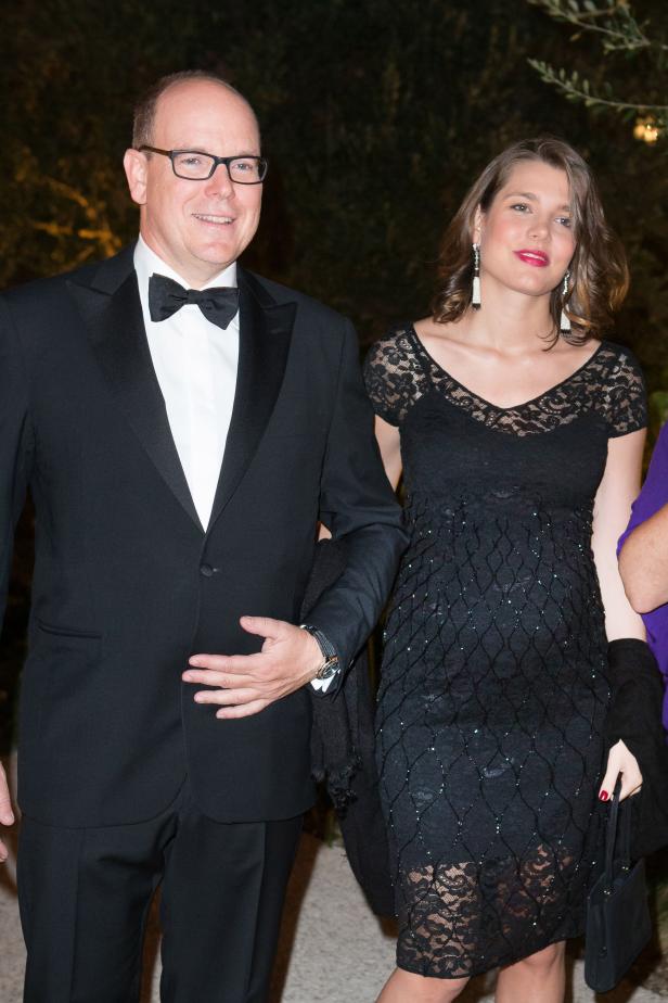Fürst Albert II. von Monaco mit einer Frau in einem schwarzen Kleid.