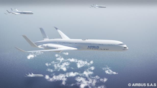 Mehrere Airbus-Konzeptflugzeuge fliegen über dem Meer.