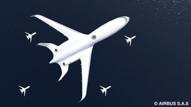 Ein großes, weißes Flugzeug wird von vier kleineren Flugzeugen eskortiert.