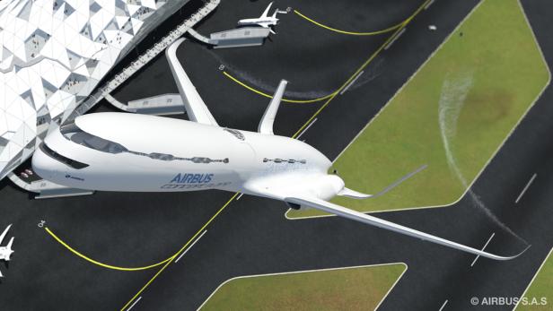 Ein futuristisches Airbus-Flugzeug steht auf einem Rollfeld vor einem modernen Flughafengebäude.