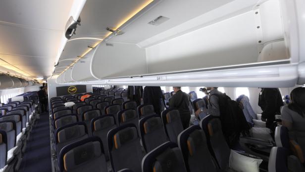 Blick in den Innenraum eines Flugzeugs der Lufthansa mit Passagieren.