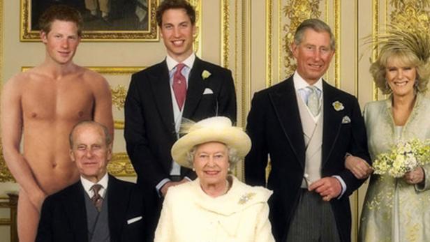 Eine bearbeitete Version eines Familienporträts der britischen Königsfamilie mit einem freizügigen Prinz Harry.
