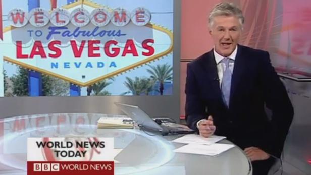 Ein Nachrichtensprecher von BBC World News vor dem „Welcome to Fabulous Las Vegas“-Schild.