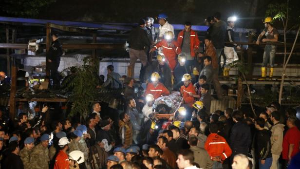 TURKEY MINE EXPLOSION Rettungskräfte tragen einen Verletzten auf einer Trage aus einem Bergwerk.