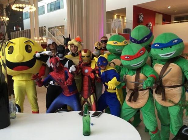 Eine Gruppe von Personen, verkleidet als Superhelden und andere Figuren, posiert für ein Foto.