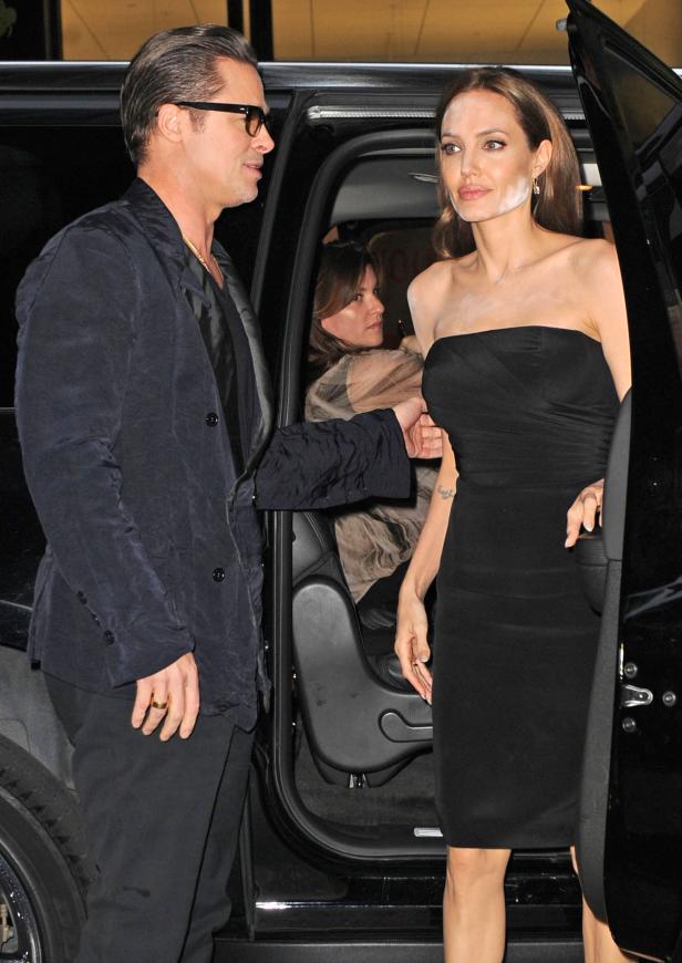 Brad Pitt und Angelina Jolie steigen aus einem Auto.