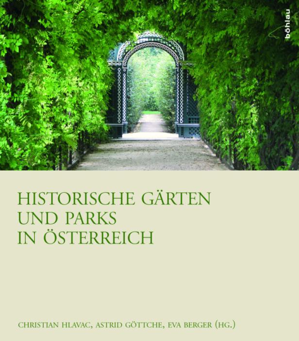 Ein grüner Laubengang in einem historischen Garten oder Park in Österreich.