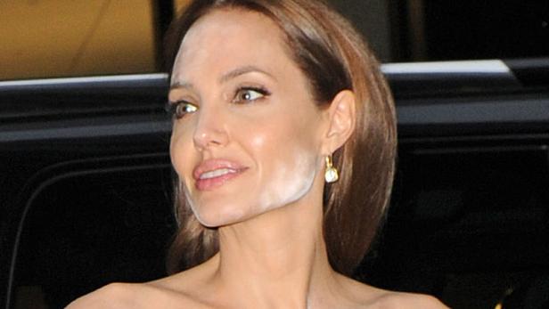 Angelina Jolie mit Make-up-Flecken im Gesicht.