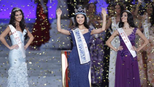 Yu Wenxia aus China wird zur Miss World gekrönt, flankiert von den Zweit- und Drittplatzierten.